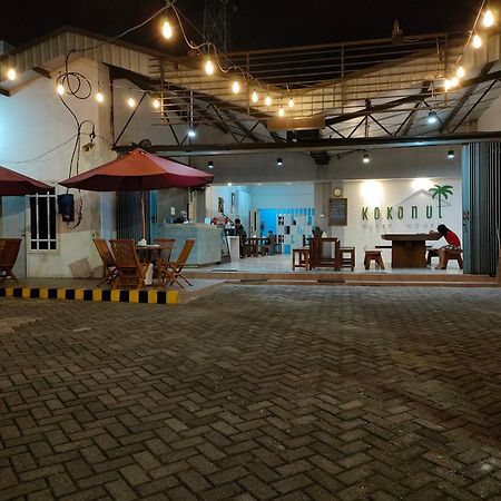 Kokonut Guesthouse Surabaya Exterior foto