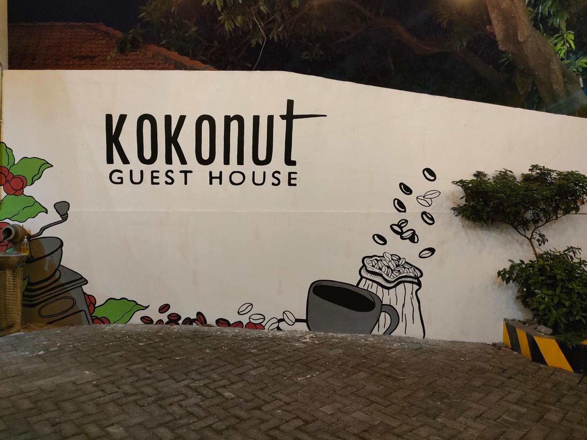 Kokonut Guesthouse Surabaya Exterior foto